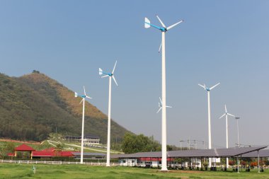 güneş panelleri ve rüzgar türbini alanında bir görünümü.