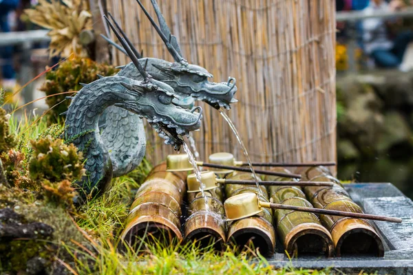 Sculpture dragon en métal avec respiration d'eau . — Photo