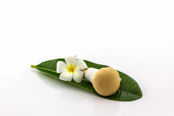 Spa herbal compressing ball and plumeria . — Stock Photo, Image