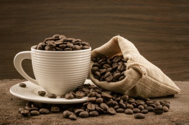 Brown kahve çekirdekleri bir tuval çuvalın içinde kavrulmuş.