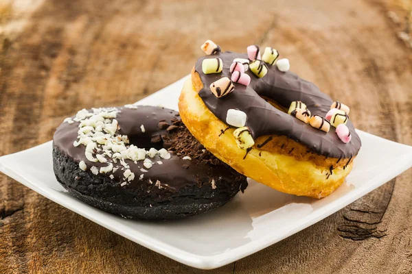 Donut de chocolate con chispas  . — Foto de Stock