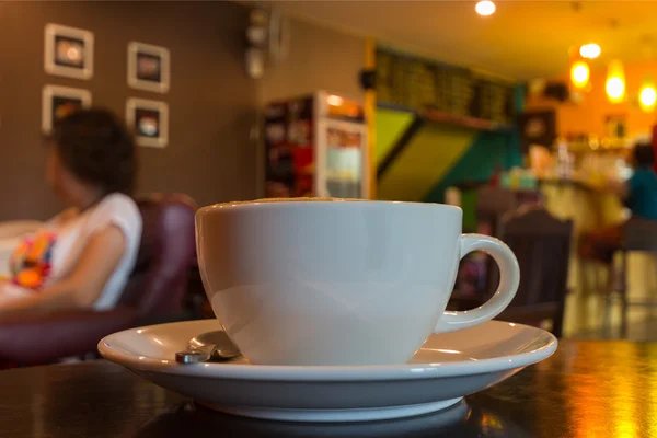 Xícara de café na mesa no café. — Fotografia de Stock