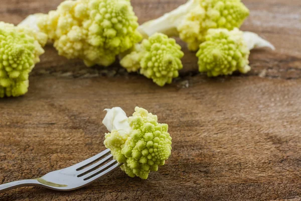 Friss zöld zöldség, Romanesco brokkoli, római karfiol. — Stock Fotó