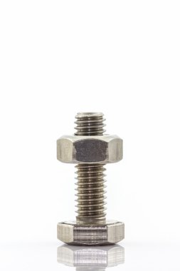 Metal vida ve beyaz zemin üzerine fındık. 