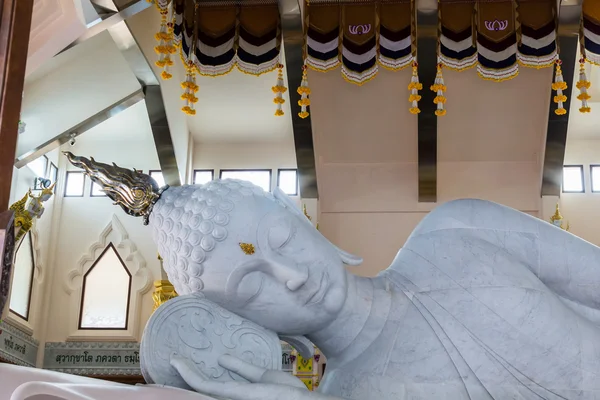 Marmer van de liggende Boeddha standbeeld in de tempel van watpaphukon. — Stockfoto