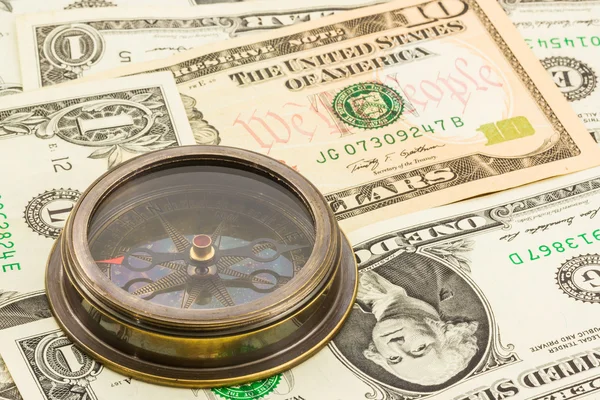 Kompass auf Dollar-Banknote . — Stockfoto