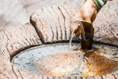 El basma düğmesi içme suyu musluk.