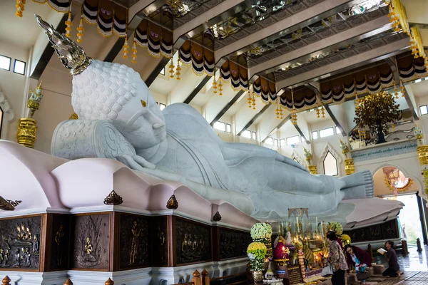 Мармурова статуя Будди лежить в храмі watpaphukon, Азії — стокове фото