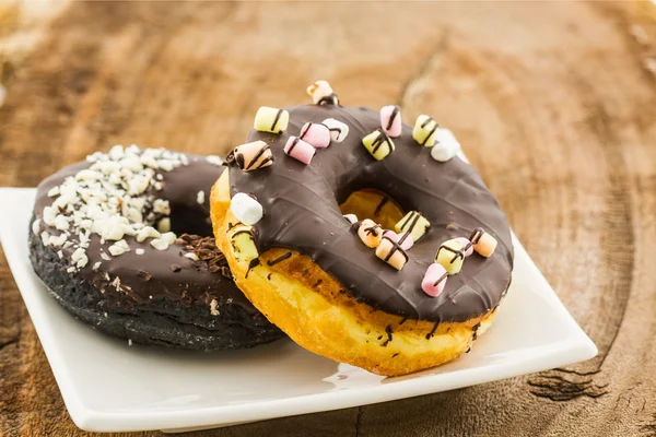 Donut de chocolate con chispas  . — Foto de Stock