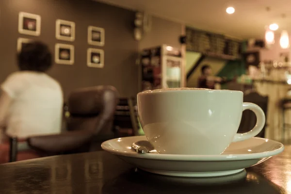 Xícara de café na loja de café mesa . — Fotografia de Stock