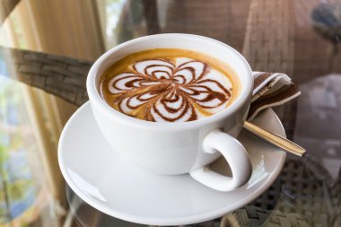cappuccino veya sütlü kahve.