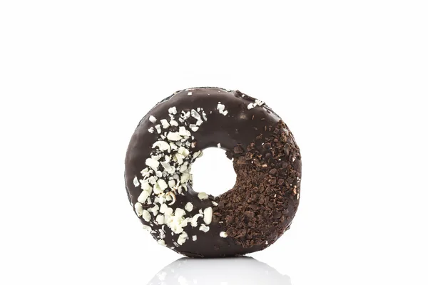 Donut de chocolate com polvilhas . — Fotografia de Stock