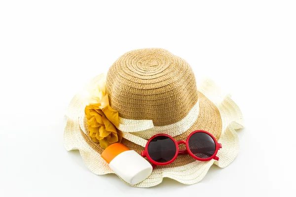 Chapeau tissé avec lotion pour le corps et lunettes de soleil rouges . — Photo