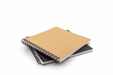 beyaz zemin üzerine eskiz defteri.