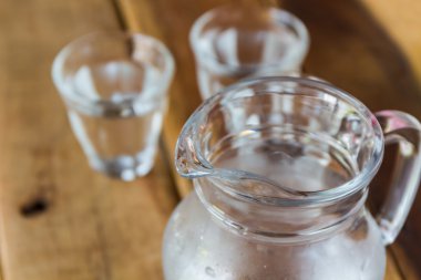 Cam sürahi su ve cam.