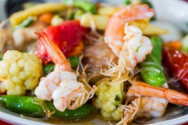 Sebze ve deniz ürünleri ile kızarmış erişte