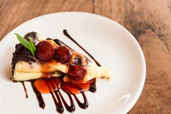 Pastel de queso brownie de chocolate con fruta de cereza . —  Fotos de Stock