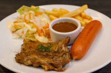 Biftek tavuk ve salata ile hotdog .