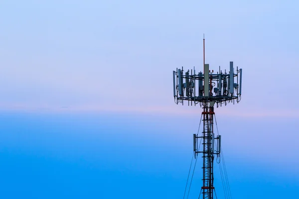 Mobiltelefon távközlési rádió antenna torony. Távközlési cel — Stock Fotó