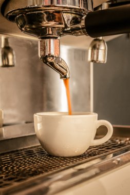 Kahve makinesi kafede espresso yapıyor..