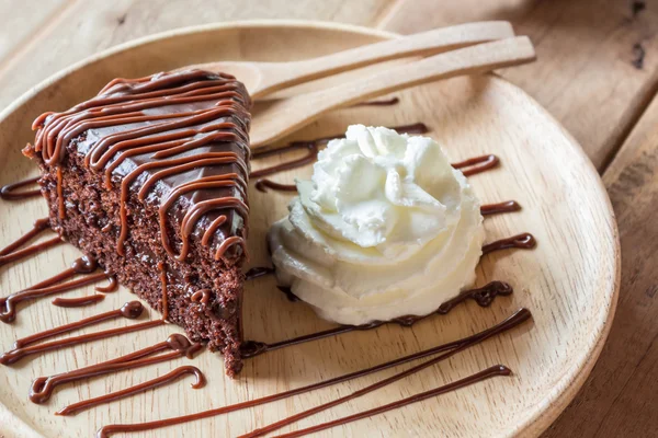 Pastel de chocolate con crema de chocolate . —  Fotos de Stock