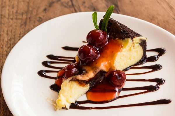 Bolo de queijo brownie de chocolate com cereja . — Fotografia de Stock