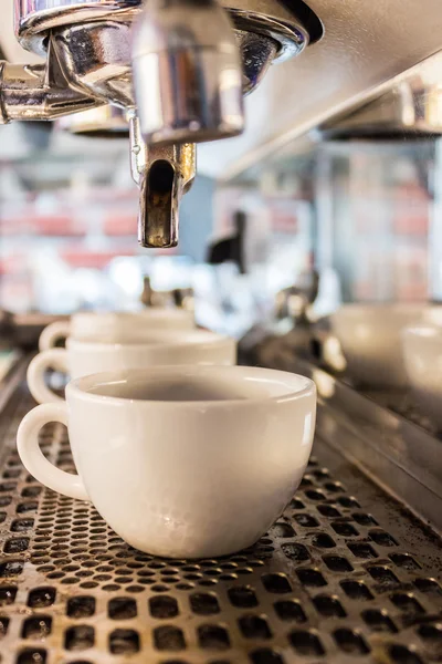 Kahve makinesi espresso yapıyor. . — Stok fotoğraf