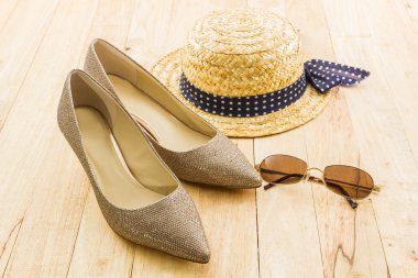 Modern tarzı görüntü kadın moda: hasır şapka, güneş gözlüğü ve