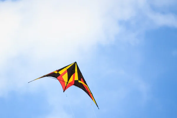 Coloré de cerf-volant volant dans le vent . — Photo