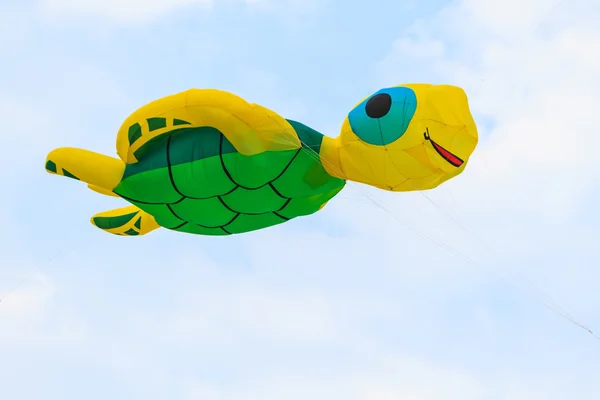 Colorido de cometa volando en el viento . — Foto de Stock