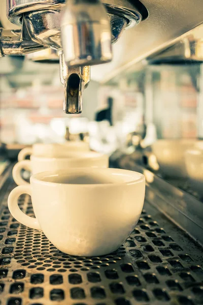 Kahve makinesi kafede espresso yapıyor.. — Stok fotoğraf