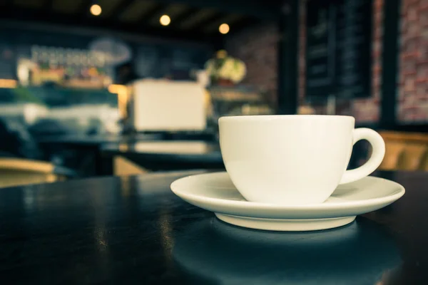 Coffee cup on the table at the coffee shop. — Stock Photo, Image