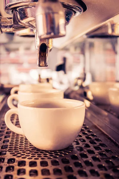 カフェでエスプレッソを作るコーヒーマシン. — ストック写真