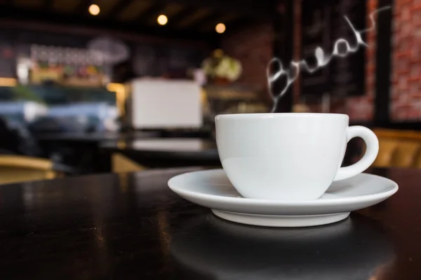 Xícara de café na mesa no café . — Fotografia de Stock