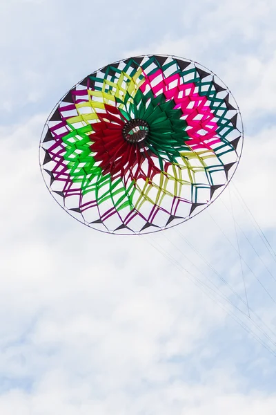 Coloré de cerf-volant volant dans le vent . — Photo