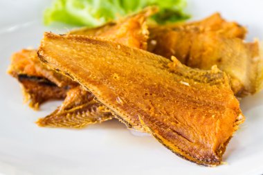 Beyaz Tabakta Kızarmış Balık.