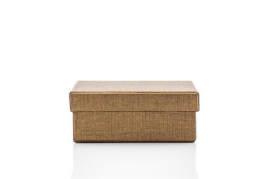 beyaz arkaplanda kahverengi karton kutu.