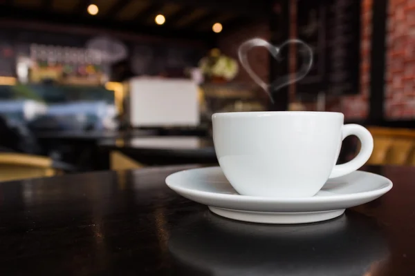 Xícara de café na mesa no café . — Fotografia de Stock