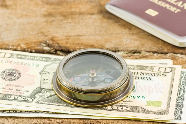 Bússola, passaporte e dinheiro . — Fotografia de Stock