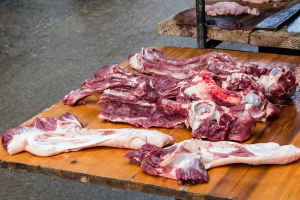 Rohes Schweinefleisch auf Holztisch auf dem Markt . — Stockfoto