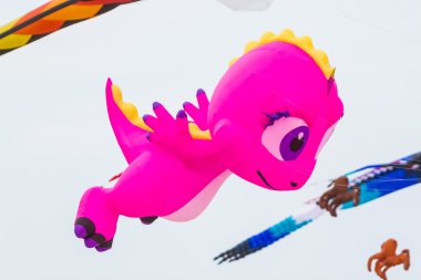 Rüzgarda uçan uçurtma renkli.