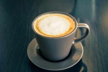 Kahve fincanı masanın üstünde.