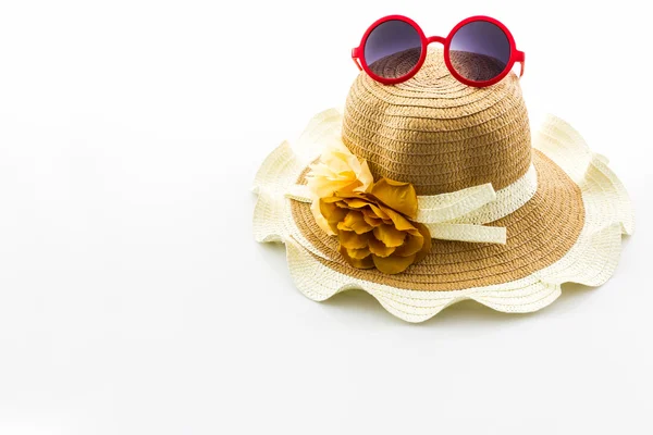 Chapeau tissé, avec lunettes de soleil rouges . — Photo