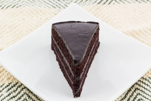 Rebanada de pastel de chocolate en platos blancos . —  Fotos de Stock