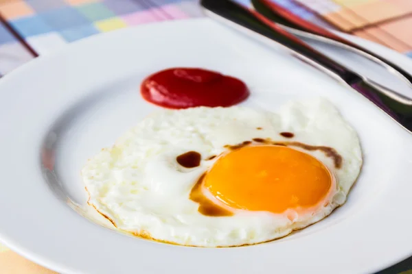Uovo fritto su piatto bianco . — Foto Stock