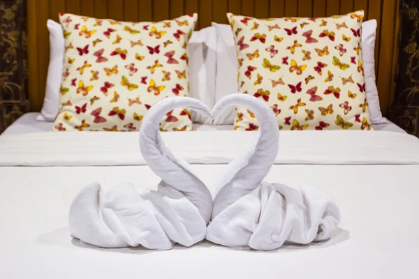 Dois cisnes em forma de coração feito de toalhas . — Fotografia de Stock