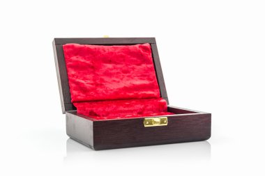 koyu kahverengi ahşap kutu.