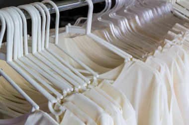 Çok renkli gömlek elbise çeşitli.