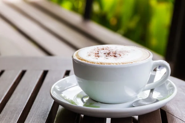 Café capuchino o latte sobre mesa de madera . — Foto de Stock