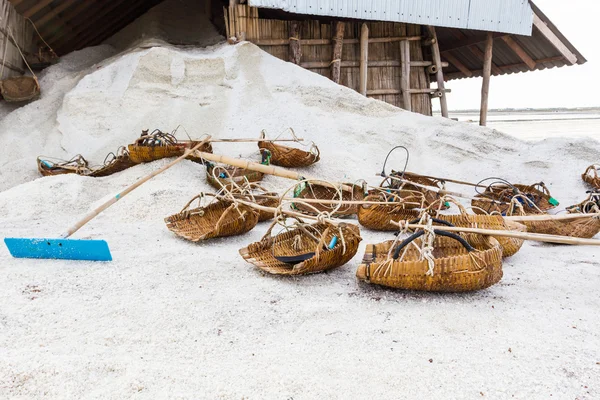 Tools of the salt farmers on salt pans. — Stock Photo, Image